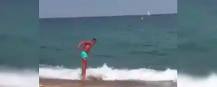 La absurda forma de entrar en el agua en una playa de Cádiz La absurda forma de entrar en el agua en una playa de Cádiz