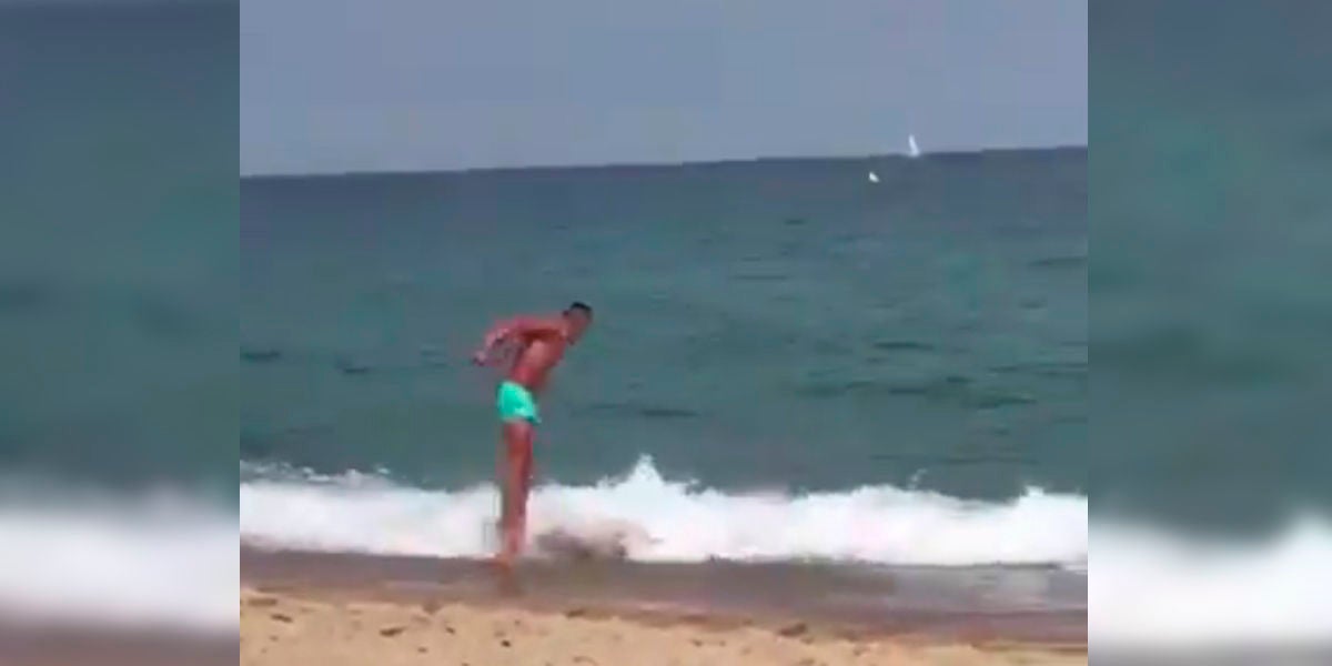 La absurda forma de entrar en el agua en una playa de Cádiz