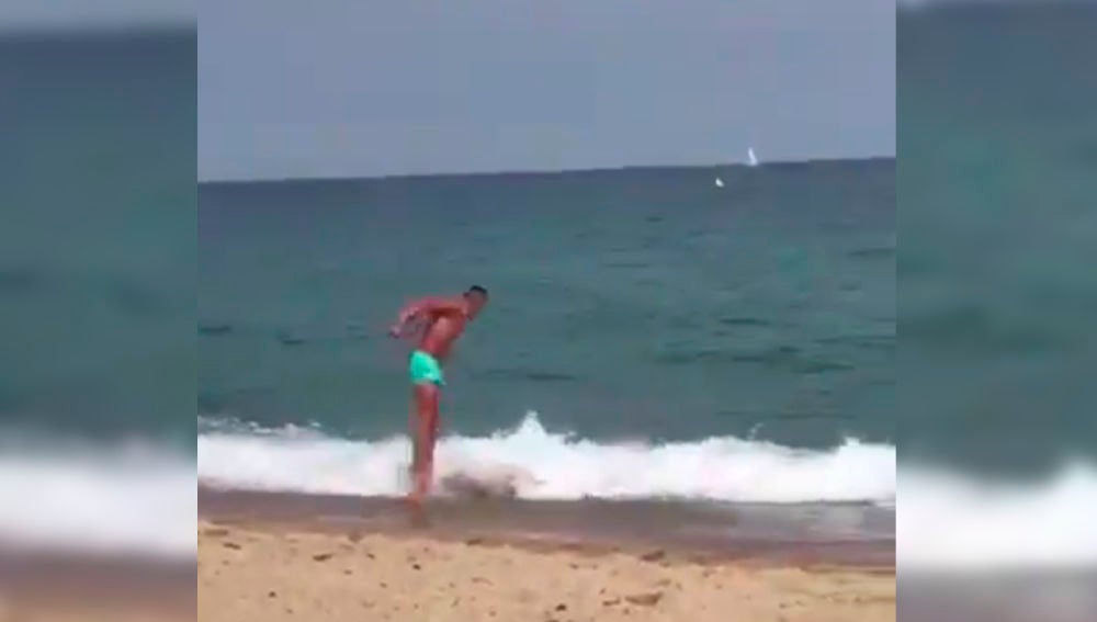 La absurda forma de entrar en el agua en una playa de Cádiz