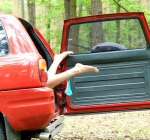 Una pareja teniendo sexo en el coche Una pareja teniendo sexo en el coche