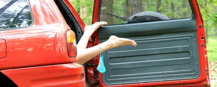 Una pareja teniendo sexo en el coche Una pareja teniendo sexo en el coche
