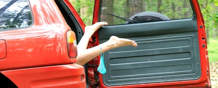 Una pareja teniendo sexo en el coche Una pareja teniendo sexo en el coche