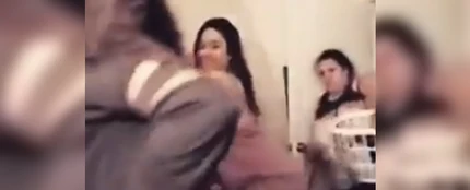 Una madre pillando a sus hijas haciendo twerking Una madre pillando a sus hijas haciendo twerking
