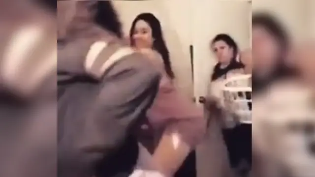 Una madre pillando a sus hijas haciendo twerking