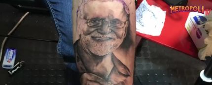 El tatuaje de Rajoy que un joven se ha hecho en el antebrazo