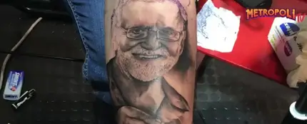El tatuaje de Rajoy que un joven se ha hecho en el antebrazo El tatuaje de Rajoy que un joven se ha hecho en el antebrazo