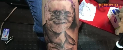 El tatuaje de Rajoy que un joven se ha hecho en el antebrazo El tatuaje de Rajoy que un joven se ha hecho en el antebrazo