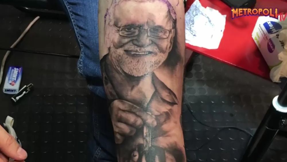 El tatuaje de Rajoy que un joven se ha hecho en el antebrazo