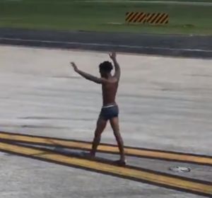 Detenido en Atlanta por simular tener sexo con la ventanilla del avión Detenido en Atlanta por simular tener sexo con la ventanilla del avión