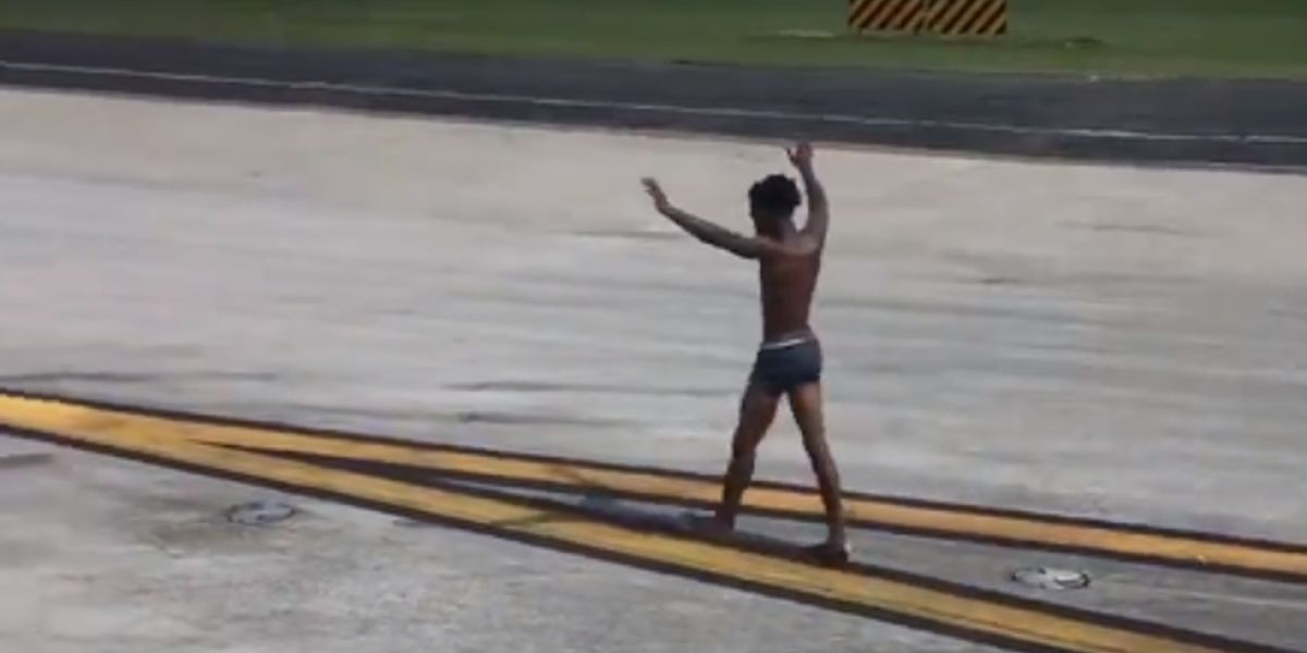 Detenido en Atlanta por simular tener sexo con la ventanilla del avión