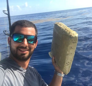 Encuentra un fardo de marihuana pescando en Florida Encuentra un fardo de marihuana pescando en Florida
