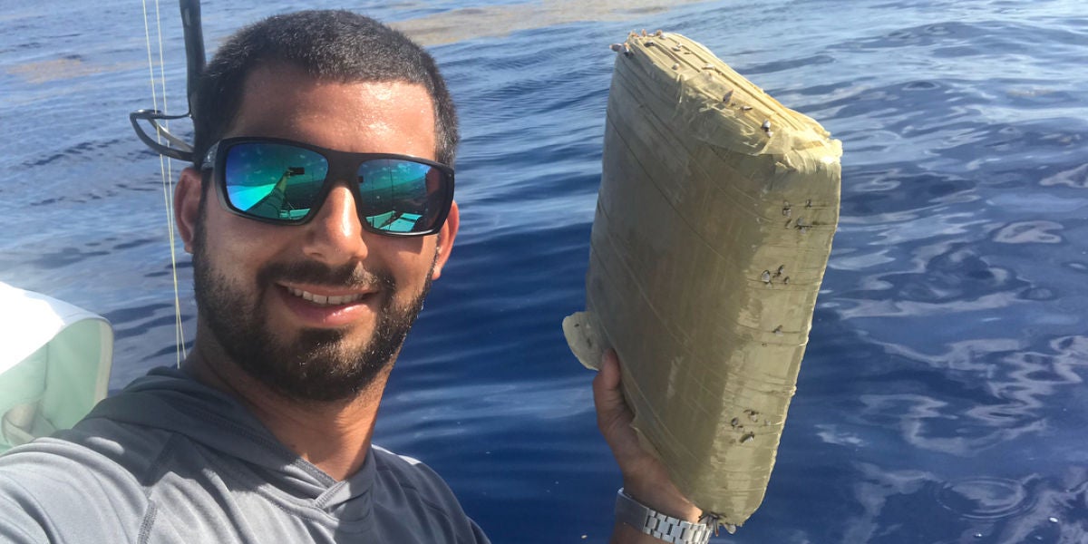 Encuentra un fardo de marihuana pescando en Florida