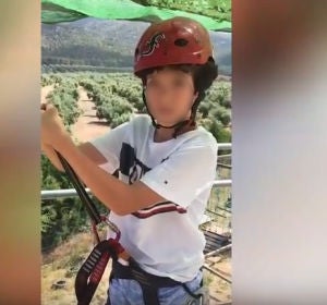 Un niño a punto de tirarse en tirolina Un niño a punto de tirarse en tirolina