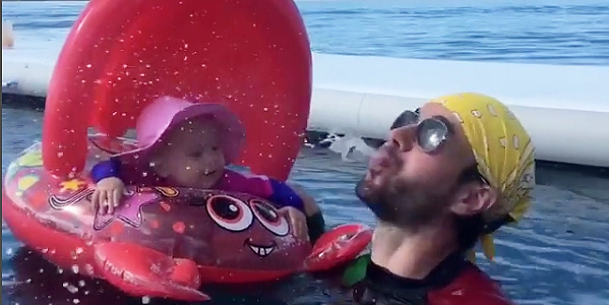 Enrique Iglesias jugando con su hija Lucy