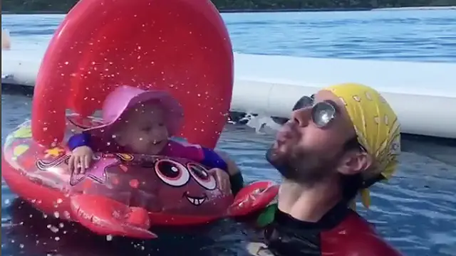 Enrique Iglesias jugando con su hija Lucy