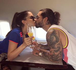 Natalia Barulich y Maluma brindando en el avión Natalia Barulich y Maluma brindando en el avión