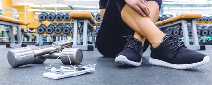 Imagen de una mujer en un gimnasio Imagen de una mujer en un gimnasio