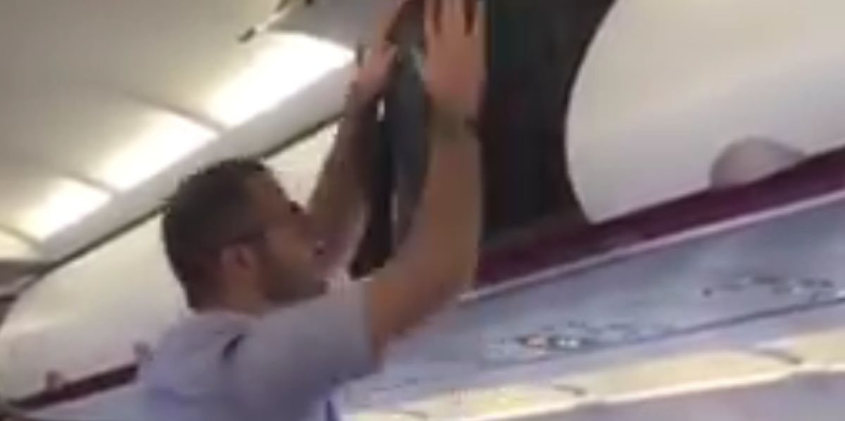 El vídeo viral de un hombre intentando meter su maleta en un avión