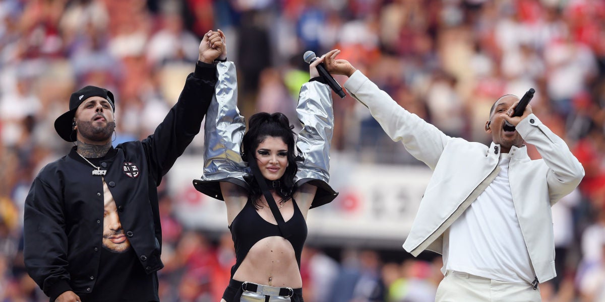 Will Smith, Nicky Jam y Era Istrefi durante su actuación en la ceremonia de clausura del Mundial de Rusia 2018
