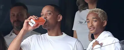 Will Smith junto su hijo, Jaden Smith, después de presentar la canción del Mundial Rusia 2018 junto a Nicky Jam Will Smith junto su hijo, Jaden Smith, después de presentar la canción del Mundial Rusia 2018 junto a Nicky Jam