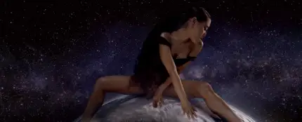Fotograma del videoclip 'God is a Woman' Fotograma del videoclip 'God is a Woman'