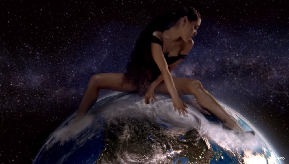 Fotograma del videoclip 'God is a Woman'