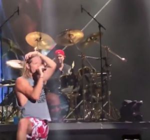 Chad Smith, batería de Red Hot Chili Peppers, toca por sorpresa en un concierto de Foo Fighters Chad Smith, batería de Red Hot Chili Peppers, toca por sorpresa en un concierto de Foo Fighters