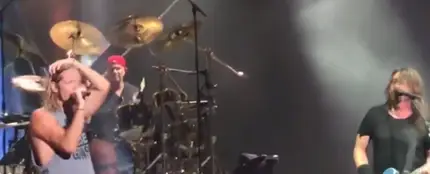 Chad Smith, batería de Red Hot Chili Peppers, toca por sorpresa en un concierto de Foo Fighters Chad Smith, batería de Red Hot Chili Peppers, toca por sorpresa en un concierto de Foo Fighters