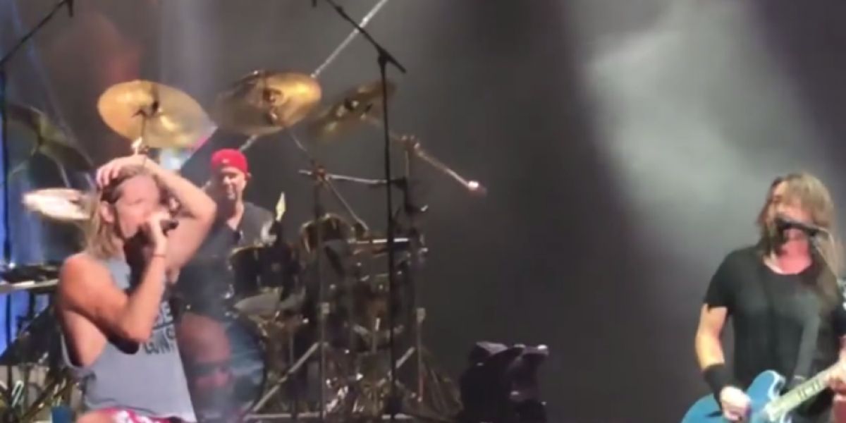 Chad Smith, batería de Red Hot Chili Peppers, toca por sorpresa en un concierto de Foo Fighters