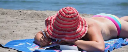 Una mujer tomando el sol Una mujer tomando el sol