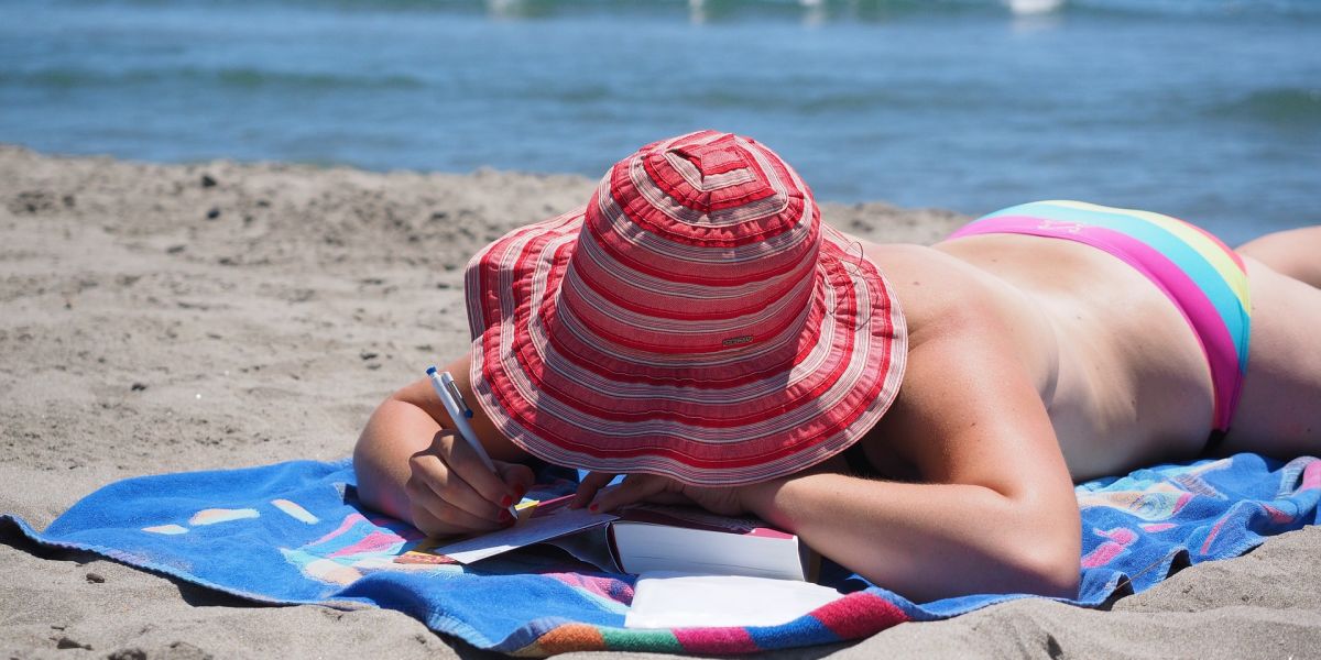 Una mujer tomando el sol