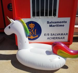 Flotador con el que la niña quedó a la deriva Flotador con el que la niña quedó a la deriva
