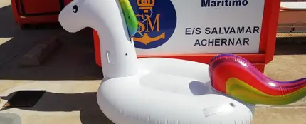 Flotador con el que la niña quedó a la deriva Flotador con el que la niña quedó a la deriva