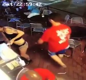 Una camarera 'tumba' a un cliente que le tocó el trasero mientras trabajaba Una camarera 'tumba' a un cliente que le tocó el trasero mientras trabajaba