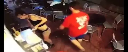Una camarera 'tumba' a un cliente que le tocó el trasero mientras trabajaba Una camarera 'tumba' a un cliente que le tocó el trasero mientras trabajaba
