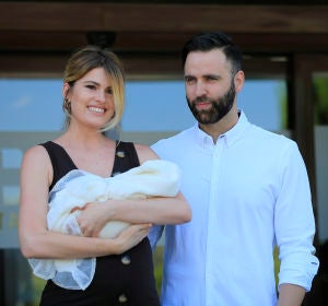Adriana Abenia y Sergio Abad junto a su hija Luna Adriana Abenia y Sergio Abad junto a su hija Luna