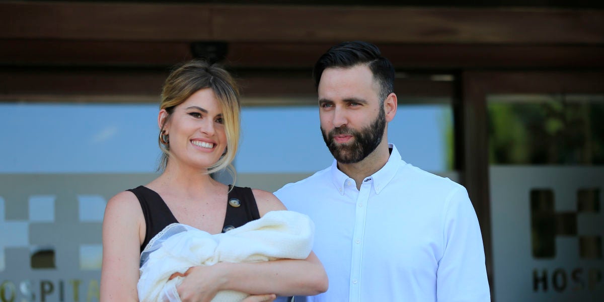 Adriana Abenia y Sergio Abad junto a su hija Luna