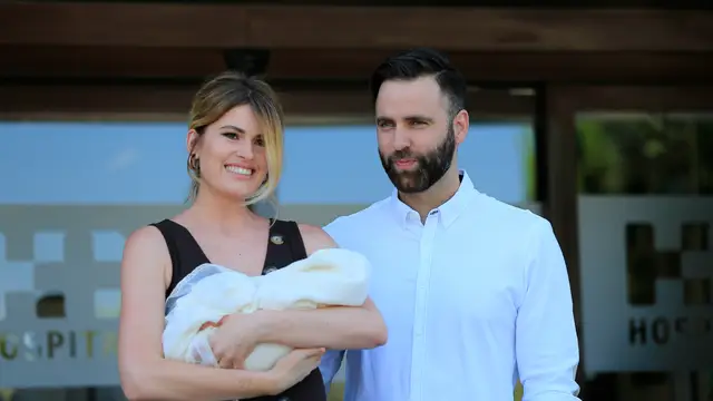 Adriana Abenia y Sergio Abad junto a su hija Luna