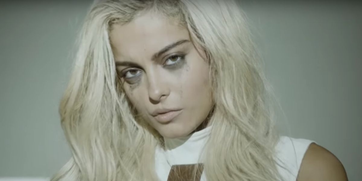 Bebe Rexha en el videoclip de 'I'm A Mess'