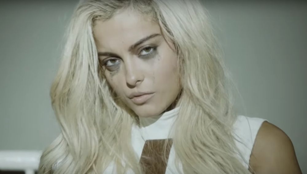 Bebe Rexha en el videoclip de 'I'm A Mess'