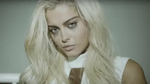 Bebe Rexha en el videoclip de 'I'm A Mess'