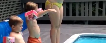 El divertido vídeo de unos niños aprendiendo a nadar El divertido vídeo de unos niños aprendiendo a nadar