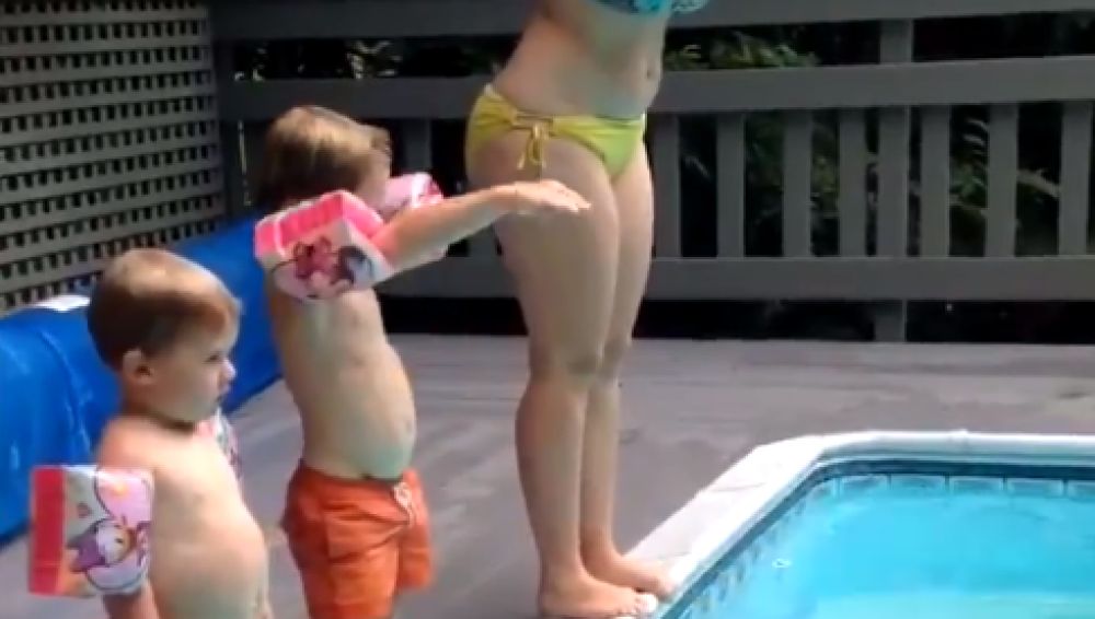 El divertido vídeo de unos niños aprendiendo a nadar