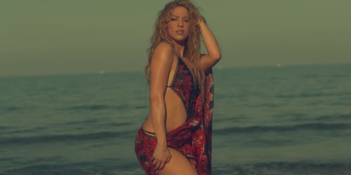 Shakira en el vídeo de 'Clandestino'