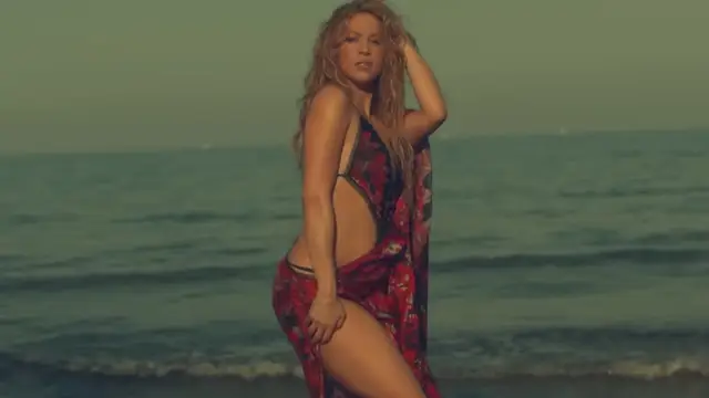 Shakira en el vídeo de 'Clandestino'