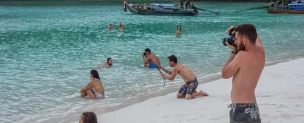 La imagen de varios chicos fotografiando a sus novias que se ha vuelto viral La imagen de varios chicos fotografiando a sus novias que se ha vuelto viral