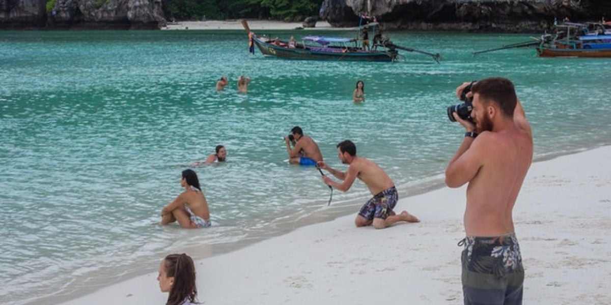 La imagen de varios chicos fotografiando a sus novias que se ha vuelto viral