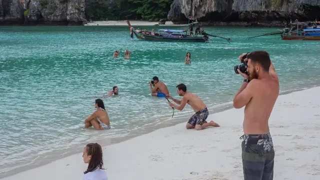 La imagen de varios chicos fotografiando a sus novias que se ha vuelto viral
