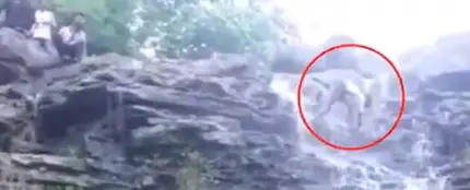 Se cae por una cascada de 20 metros al intentar hacerse un selfie Se cae por una cascada de 20 metros al intentar hacerse un selfie