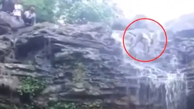Se cae por una cascada de 20 metros al intentar hacerse un selfie
